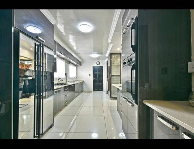 6 BEDROOM HOUSE FOR SALE IN WELTEVREDEN PARK